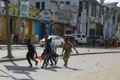 Chuyển nạn nhân bị thương trong một vụ đánh bom ở thủ đô Mogadishu đi cấp cứu. (Ảnh: Reuters/TTXVN)