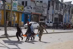 Chuyển nạn nhân bị thương trong một vụ đánh bom ở thủ đô Mogadishu đi cấp cứu. (Ảnh: Reuters/TTXVN)
