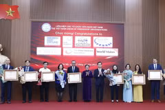 Đại sứ Nguyễn Phương Nga, Chủ tịch Liên hiệp các tổ chức hữu nghị Việt Nam và Thứ trưởng Bộ Ngoại giao Hà Kim Ngọc trao Bằng khen của Thủ tướng Chính phủ tặng các tổ chức phi Chính phủ nước ngoài. (Ảnh: An Đăng/TTXVN)