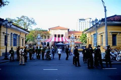 An ninh phiên tòa được thắt chặt. (Ảnh: Thành Chung/TTXVN)