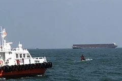 Các đơn vị cứu nạn tại hiện trường tàu cá chìm. (Ảnh: TTXVN phát)