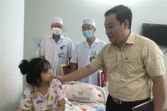 Đại diện Đoàn kiểm tra Sở Y tế Khánh Hòa đến thăm các bệnh nhân bị ngộ độc thực phẩm điều trị nội trú tại các bệnh viện trên địa bàn tỉnh Khánh Hòa. (Ảnh: TTXVN phát)