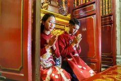 Các cặp đôi làm lễ tại đền Bà Kiệu. (Ảnh: Tuấn Đức/TTXVN)