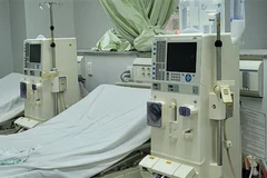 Máy lọc máu bị hư hỏng, khó khắc phục được. (Ảnh: Hoàng Nhị/TTXVN)