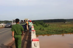 Hiện trường khu vực nghi người phụ nữ nhảy cầu. (Ảnh: Đậu Tất Thành/TTXVN)