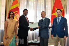 Đại sứ Sri Lanka tại Việt Nam Prasanna Gamage trao tượng trưng số tiền ủng hộ nhân dân miền Trung chịu thiệt hại bởi bão lũ hồi cuối năm 2020. (Ảnh: TTXVN phát)