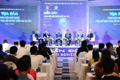 Đối thoại và trao đổi với lãnh đạo Chính phủ và các bộ, ngành. (Ảnh: Minh Đức/TTXVN)