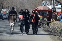 Người dân di chuyển trên đường phố tại Kabul, Afghanistan. (Ảnh: AFP/TTXVN)