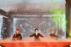 Làn điệu hát xẩm của đoàn nghệ thuật tỉnh Ninh Bình tại lễ bế mạc.(Ảnh: Đức Phương/TTXVN)