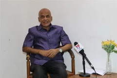 Nghiên cứu viên cao cấp Veeramalla Anjaiah thuộc Trung tâm nghiên cứu Đông Nam Á (CSEAS) trao đổi với phóng viên TTXVN tại Jakarta. (Ảnh: Hữu Chiến/TTXVN)