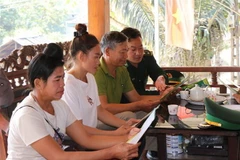 Bộ đội Biên phòng tuyên truyền, phố biến pháp luật cho người dân bản Mường Pồn , xã Mường Pồn, huyện Điện Biên, tỉnh Điện Biên. (Ảnh: Xuân Tiến/TTXVN)