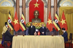 Chủ tịch nước Nguyễn Xuân Phúc và Tổng thống nước Cộng hòa Uganda Yoweri Kaguta Museveni chứng kiến lễ ký Bản ghi nhớ hợp tác trong lĩnh vực thông tin-truyền thông. (Ảnh: Thống Nhất/TTXVN)