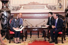 Chủ tịch Ủy ban Nhân dân Thành phố Hồ Chí Minh Phan Văn Mãi (phải) tiếp Thống đốc bang Oregon (Hoa Kỳ) Kate Brown. (Ảnh: Xuân Khu/TTXVN)