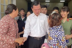 Người dân sống tại Khu tái định cư Lộc An-Bình Sơn trình bày những khó khăn vướng mắc với Bí thư Tỉnh ủy Đồng Nai Nguyễn Hồng Lĩnh tại buổi đối thoại. (Ảnh: Lê Xuân/TTXVN)