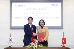 Tổng Giám đốc Thông tấn xã Việt Nam Vũ Việt Trang và Chủ tịch, Giám đốc điều hành Hãng thông tấn Yonhap Seong Ghi-hong ký kết Thỏa thuận hợp tác nghiệp vụ giữa TTXVN và Yonhap. (Ảnh: An Đăng/TTXVN)