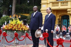 Chủ tịch nước Nguyễn Xuân Phúc và Tổng thống Uganda Yoweri Kaguta Museve nghe quân nhạc cử Quốc thiều hai nước. (Ảnh: Thống Nhất/TTXVN)