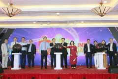 Đại diện bộ, ngành, UBND Thành phố Hồ Chí Minh và Ban tổ chức thực hiện nghi thức kích hoạt Ngày mua sắm trực tuyến Online Friday 2022. (Ảnh: Mỹ Phương/TTXVN)