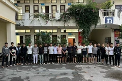 Các đối tượng cùng hung khí bị thu giữ. (Nguồn: Công an Hà Nội)