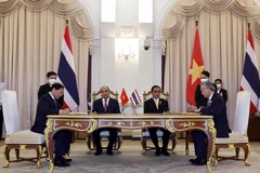 Chủ tịch nước Nguyễn Xuân Phúc và Thủ tướng Vương quốc Thái Lan Prayut Chan-o-cha chứng kiến lễ ký Chương trình hành động triển khai quan hệ đối tác chiến lược tăng cường Việt Nam- Thái Lan giữa Chính phủ nước CHXHCN Việt Nam và Chính phủ Vương quốc Thái 