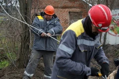 Công nhân sửa chữa đường dây điện tại Donetsk, Ukraine. (Ảnh: AFP/TTXVN)