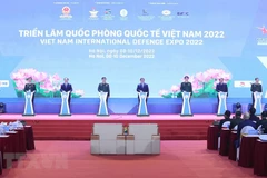 Thủ tướng Phạm Minh Chính và các đại biểu bấm nút khai mạc Triển lãm Quốc phòng quốc tế Việt Nam 2022. (Ảnh: Dương Giang/TTXVN)