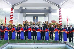 Chủ tịch nước Nguyễn Xuân Phúc và các đại biểu thực hiện nghi thức khánh thành. (Ảnh: Thống Nhất/TTXVN)