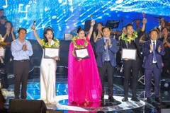 Giải nhất tại ba phong cách thính phòng, dân gian và nhạc nhẹ lần lượt thuộc về Phạm Thị Lan Quỳnh, Lê Thị Minh Ngọc và Trịnh Văn Núi. (Ảnh: Hoàng Ngọc/TTXVN)