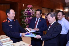 Phó Chủ tịch Quốc hội Trần Quang Phương và Viện trưởng Viện Kiểm sát Nhân dân Tối cao Lê Minh Trí xem cuốn sách 'Chân dung cán bộ kiểm sát' do Báo Bảo vệ pháp luật biên soạn, xuất bản. 