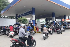 Người dân Thành phố Hồ Chí Minh xếp hàng chờ đổ xăng. (Ảnh: Mỹ Phương/TTXVN)