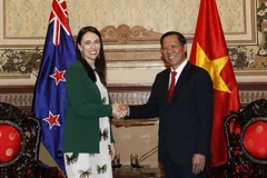 Chủ tịch Ủy ban Nhân dân Thành phố Hồ Chí Minh Phan Văn Mãi tiếp Thủ tướng New Zealand Jacinda Ardern. (Ảnh: Thanh Vũ/TTXVN)