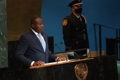 Người đứng đầu chính quyền quân sự Burkina Faso, ông Paul-Henri Sandaogo Damiba (trái) phát biểu tại khóa họp 77 Đại hội đồng LHQ ở New York (Mỹ), ngày 23/9/2022. (Ảnh: AFP/TTXVN)