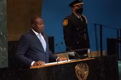 Người đứng đầu chính quyền quân sự Burkina Faso, ông Paul-Henri Sandaogo Damiba (trái) phát biểu tại khóa họp 77 Đại hội đồng LHQ ở New York (Mỹ), ngày 23/9/2022. (Ảnh: AFP/TTXVN)