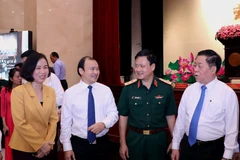 Trưởng Ban Tuyên giáo Trung ương Nguyễn Trọng Nghĩa trao đổi với các đại biểu tham dự hội nghị. (Ảnh: Thành Chung/TTXVN)