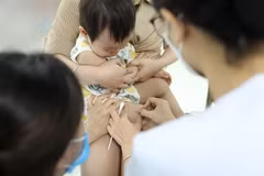 Tiêm vaccine cho trẻ em. (Nguồn: TTXVN)