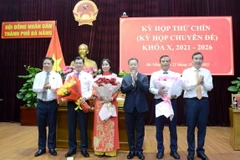 Lãnh đạo Thành ủy, Hội đồng Nhân dân, Ủy ban Nhân dân thành phố Đà Nẵng tặng hoa chúc mừng các tân Phó Chủ tịch HĐND thành phố Đà Nẵng Trần Phước Sơn (thứ 2 từ trái qua) và Nguyễn Thị Anh Thi (thứ 3 từ trái qua). (Ảnh: Quốc Dũng/TTXVN)