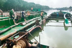 Phương tiện thủy khai thác trái phép trên biển Cần Giờ bị bộ đội Biên phòng Thành phố Hồ Chí Minh bắt giữ. (Ảnh: TTXVN phát)