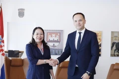 Ngài Zdenko Lucić, Quốc vụ khanh Bộ Ngoại giao Croatia phụ trách Ngoại thương và Hợp tác Phát triển đón Phó Chủ tịch nước Võ Thị Ánh Xuân tại sân bay quốc tế Zagreb. (Ảnh: Lâm Khánh/TTXVN)