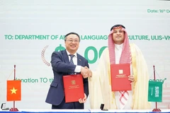 Hiệu trưởng Trường Đại học Ngoại ngữ-Đại học Quốc gia Hà Nội Đỗ Tuấn Minh và Đại sứ Saudi Arabia ký kết về việc tài trợ của Đại sứ quán cho dự án Từ điển Arab-Việt đầu tiên tại Việt Nam. (Nguồn: Trường Đại học Ngoại ngữ)