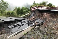 Hiện trường vụ sạt, lún nghiêm trọng trên Quốc lộ 15D. (Ảnh: TTXVN phát)