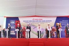 Các đại biểu thực hiện nghi thức khởi công. (Ảnh: Hồng Thái/TTXVN)