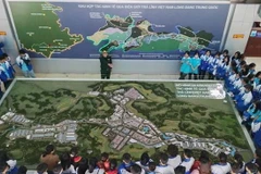 Đồn Biên phòng Cửa khẩu Trà Lĩnh giới thiệu khu hợp tác kinh tế qua biên giới trên mô hình sa bàn cho giáo viên, học sinh trường Trung học phổ thông huyện Hạ Lang, tỉnh Cao Bằng. (Ảnh: Chu Hiệu/TTXVN)