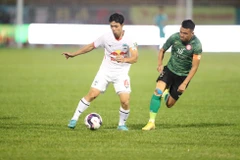 Công Phượng nỗ lực đi bóng. (Nguồn: Lao Động)