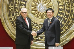 Tổng Thư ký Quốc hội, Chủ nhiệm Văn phòng Quốc hội Bùi Văn Cường chào đón Tổng Thư ký Quốc hội và Hội đồng Nhà nước Cuba Homero Acosta Álvarez. (Nguồn: Cổng thông tin điện tử Quốc hội Việt Nam)