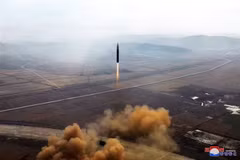 Vụ phóng thử tên lửa đạn đạo liên lục địa Hwasong-17 kiểu mới của Triều Tiên tại sân bay quốc tế Bình Nhưỡng, ngày 18/11/2022. (Ảnh: Yonhap/TTXVN)