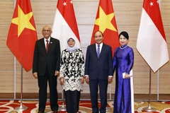 Chủ tịch nước Nguyễn Xuân Phúc và Phu nhân với Tổng thống Singapore Halimah Yacob và Phu quân Mohamed Bin Abdullah Alhabshee. (Ảnh: Thống Nhất/TTXVN)
