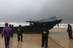 Chiếc thuyền trôi dạt vào bờ biển tỉnh Quảng Trị.