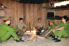 Cán bộ, chiến sỹ Công an tỉnh Yên Bái tuyên truyền phổ biến pháp luật tại nhà người dân. (Ảnh: Doãn Tấn/TTXVN)