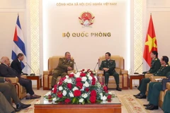 Tổng Tham mưu trưởng Quân đội nhân dân Việt Nam Nguyễn Tân Cương tiếp Chủ nhiệm chính trị Các lực lượng vũ trang cách mạng Cuba Vicstor Rojo Ramos. (Ảnh: Trọng Đức/TTXVN)