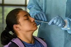 Xét nghiệm COVID-19 tại Ấn Độ. (Ảnh: AFP/TTXVN)
