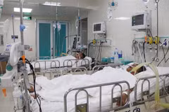 Điều trị cho một bệnh nhân ngộ độc rượu. (Ảnh minh họa. Nguồn: TTXVN)